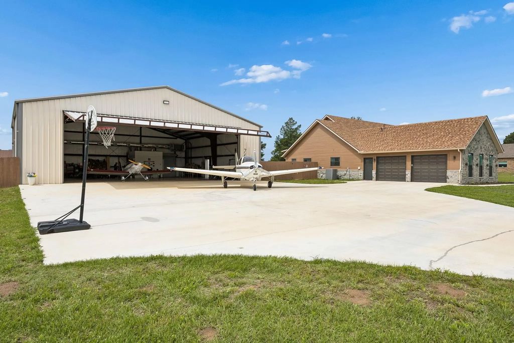 761 Private Road 7005, Edgewood