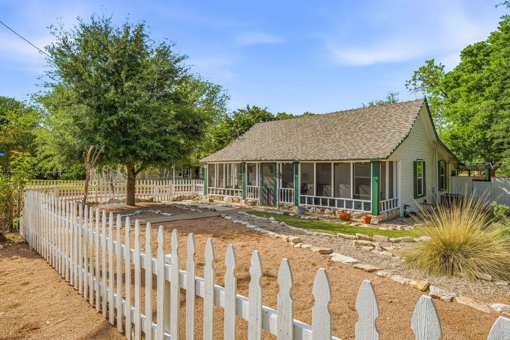 401 E Bridge Street, Granbury