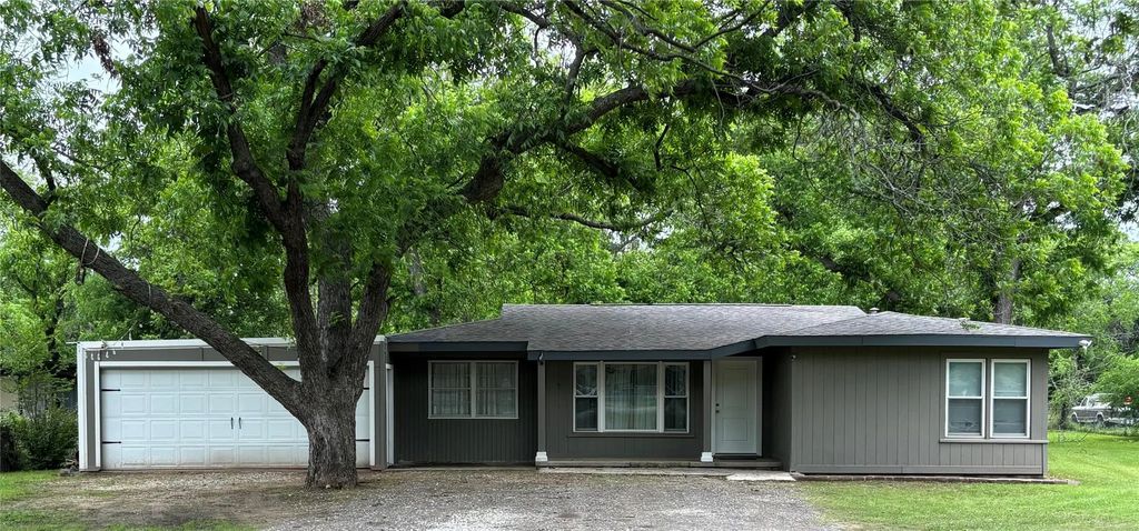 152 County Road 4871, Newark