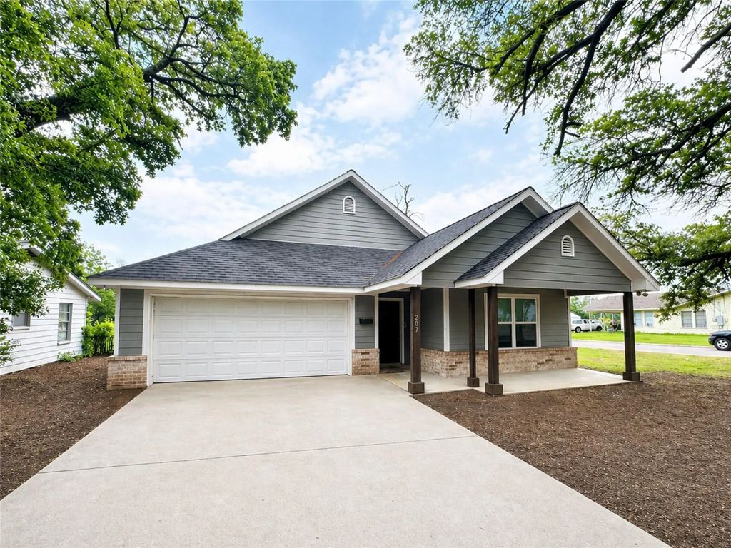 207 E Mccoulskey Street, Terrell