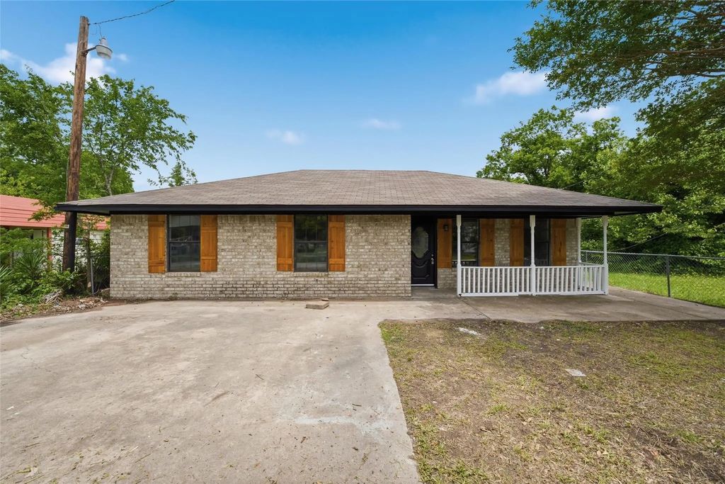 316 N Elm Street, Mart
