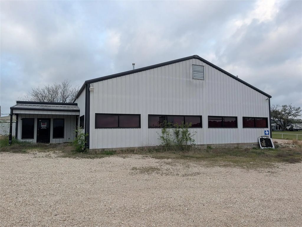 18243 N Highway 6, Valley Mills