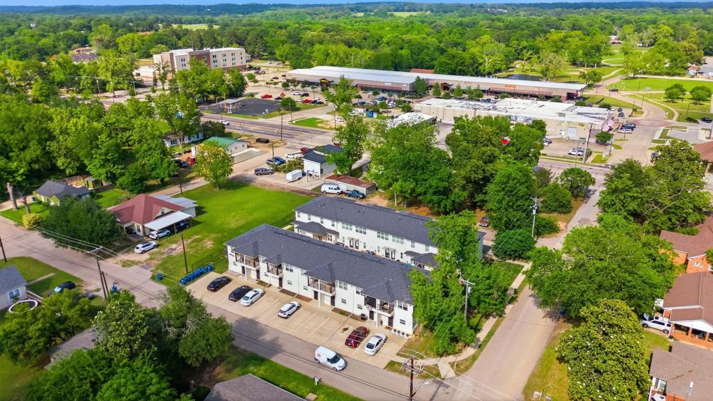 307 N Henry Street, Lindale