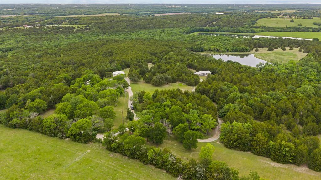 1229 County Rd 3105, Bonham