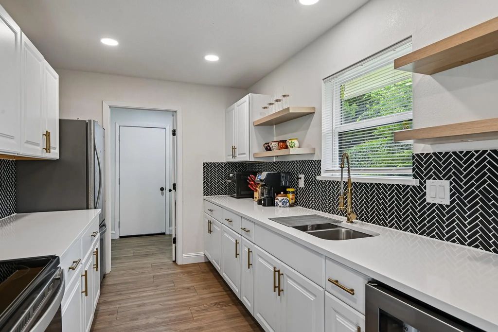 813 Oakbluff Drive, Lancaster