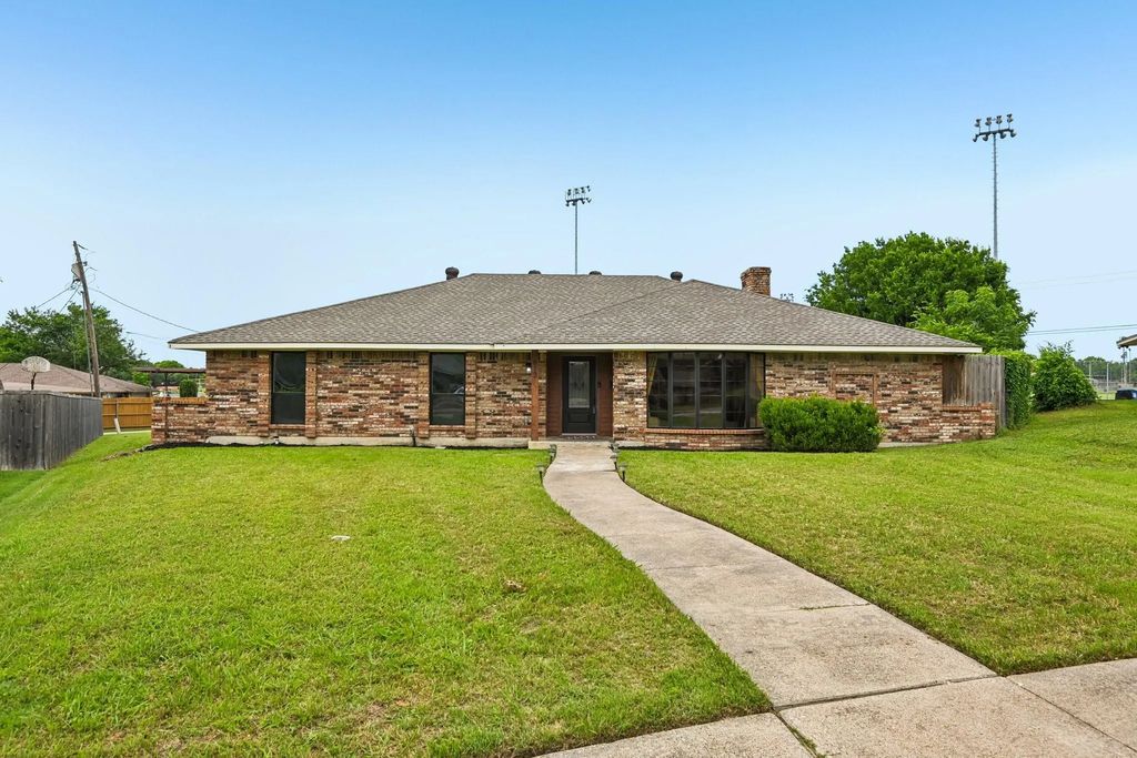 813 Oakbluff Drive, Lancaster