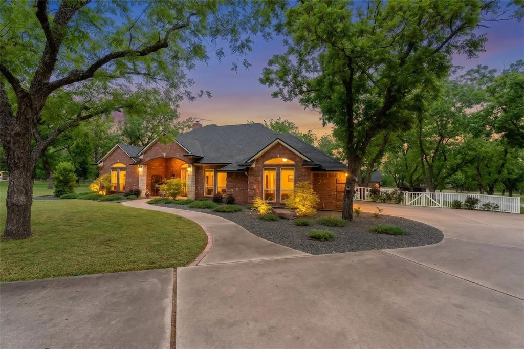 10008 Flight Plan Drive, Granbury