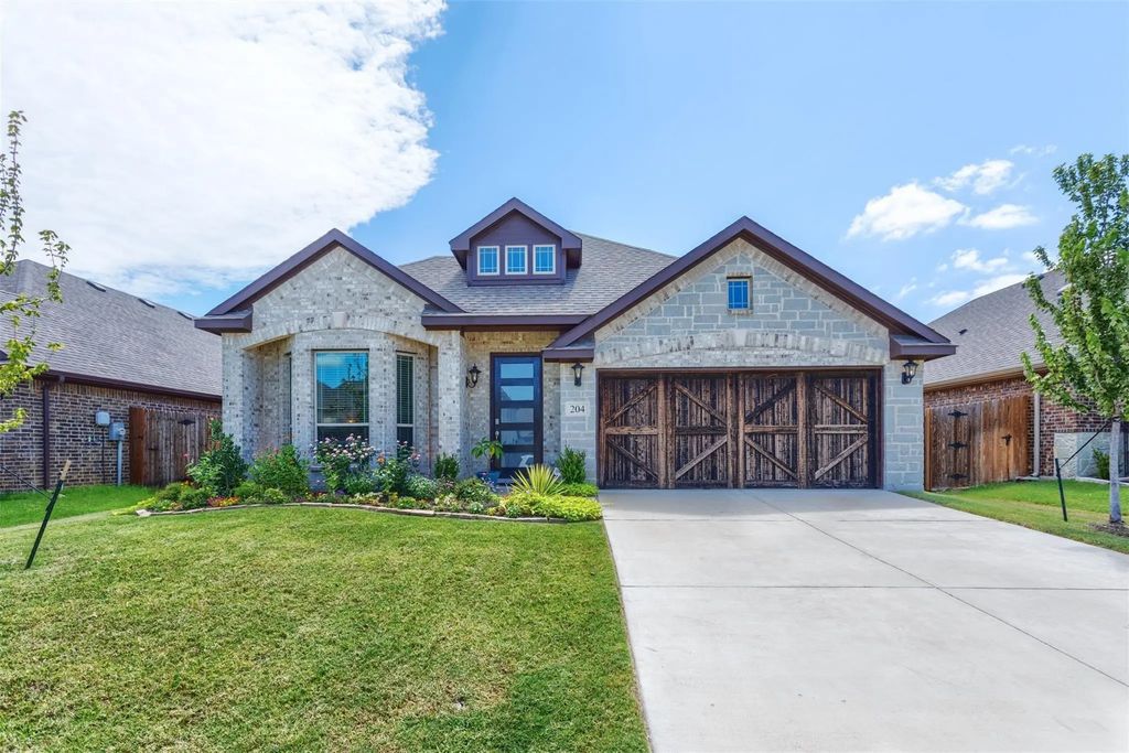 204 Garden Grove Drive, Waxahachie