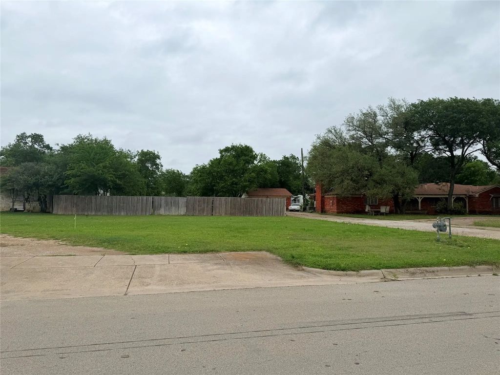 5633 Oak Grove Road N, Fort Worth