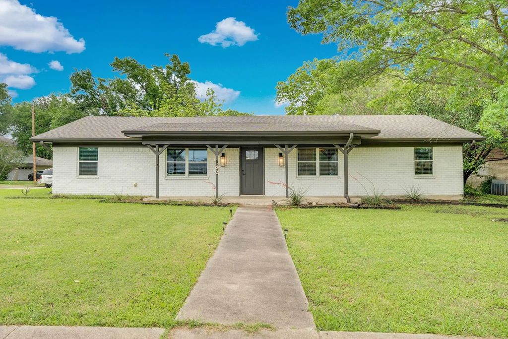 1104 Williamsburg Drive, Ennis