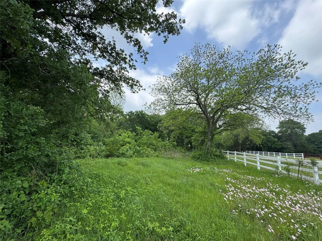 210 County Road 1264, Whitesboro