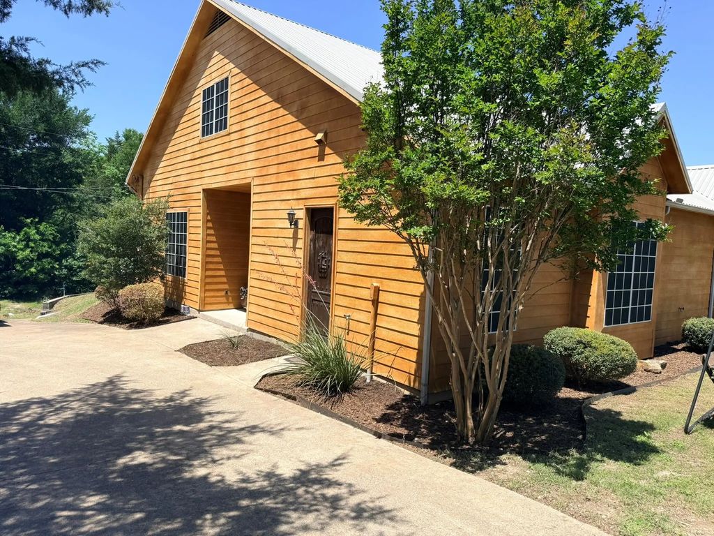 305 Twin Lakes Drive, Waxahachie