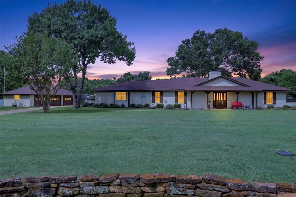105 Elm Drive, Oak Leaf
