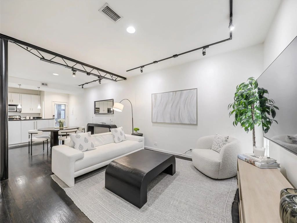 4242 Buena Vista Street 21, Dallas