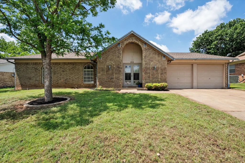212 S Heights Drive, Crowley