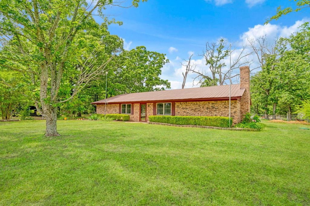 9157 N Hwy 271, Powderly