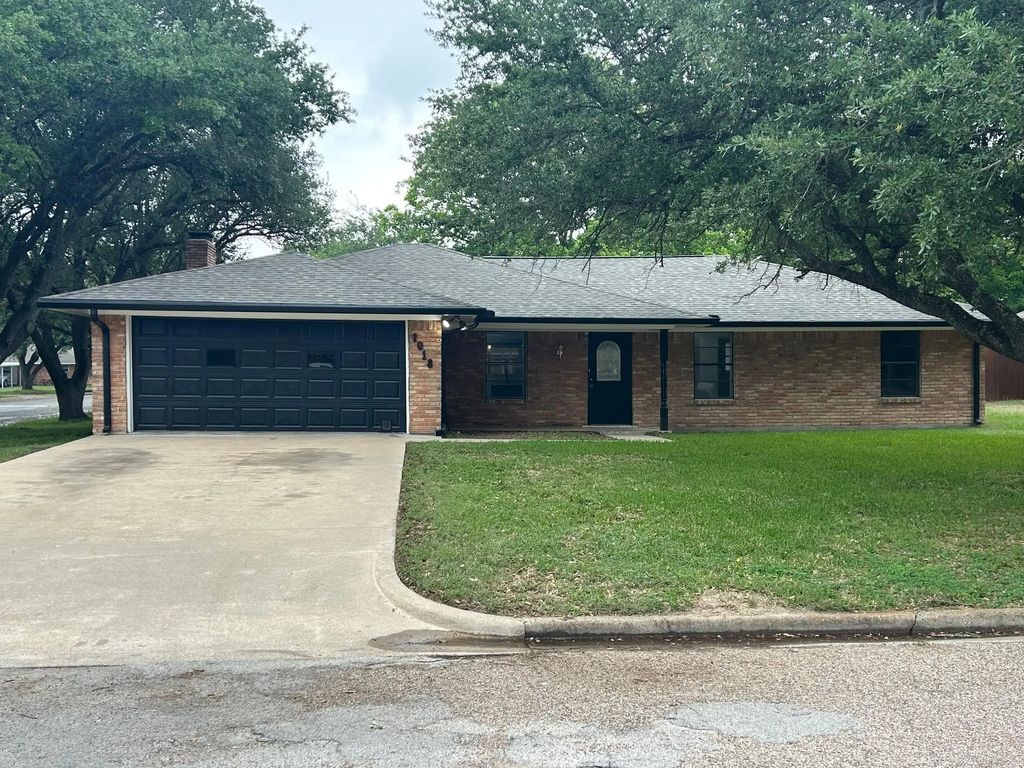 1018 Clark, Mexia