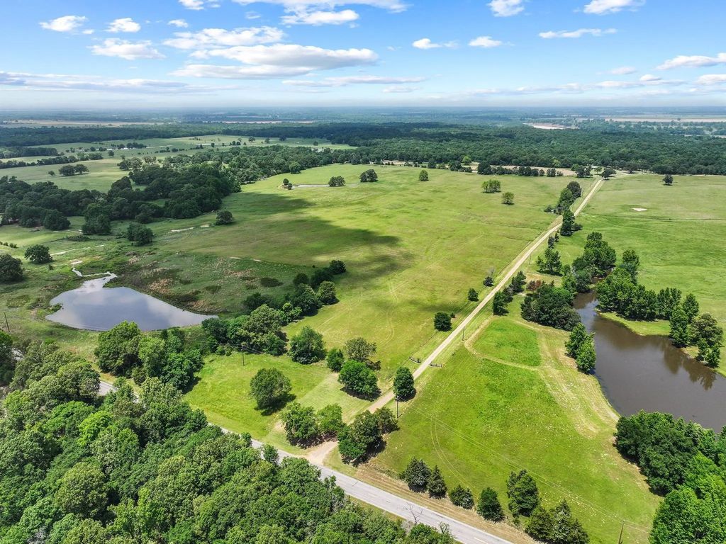 3893 Fm 906 E, Powderly