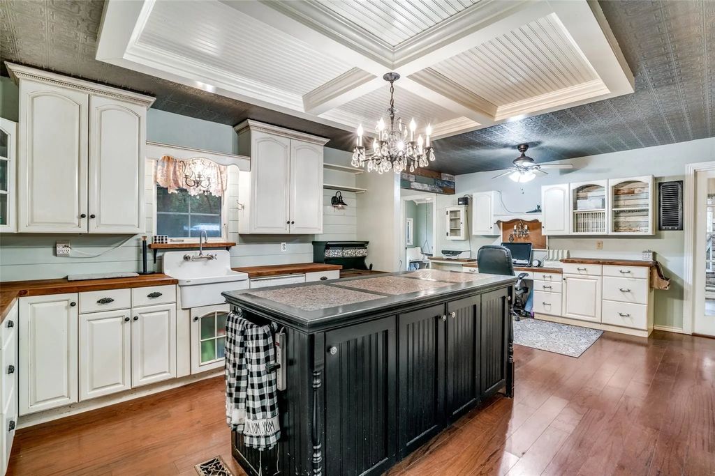 10690 County Road 2450, Terrell