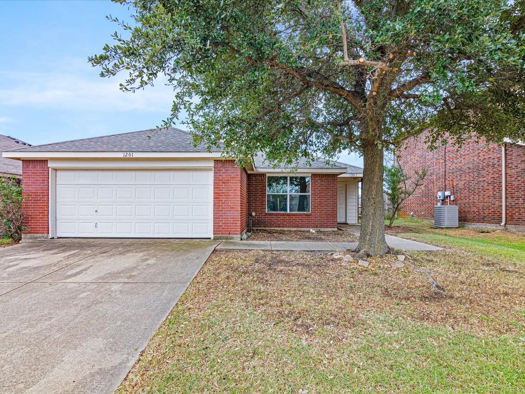 1201 Vicksburg Drive, Ennis