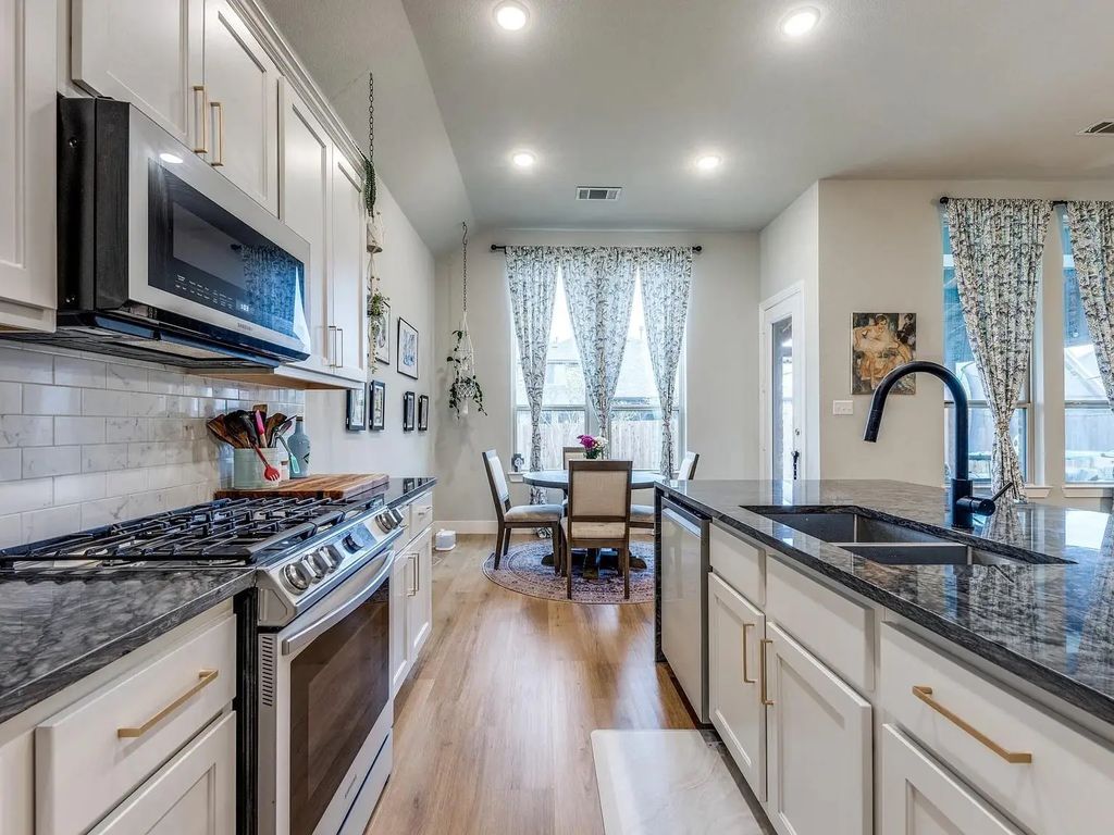 1249 Meridian, Forney