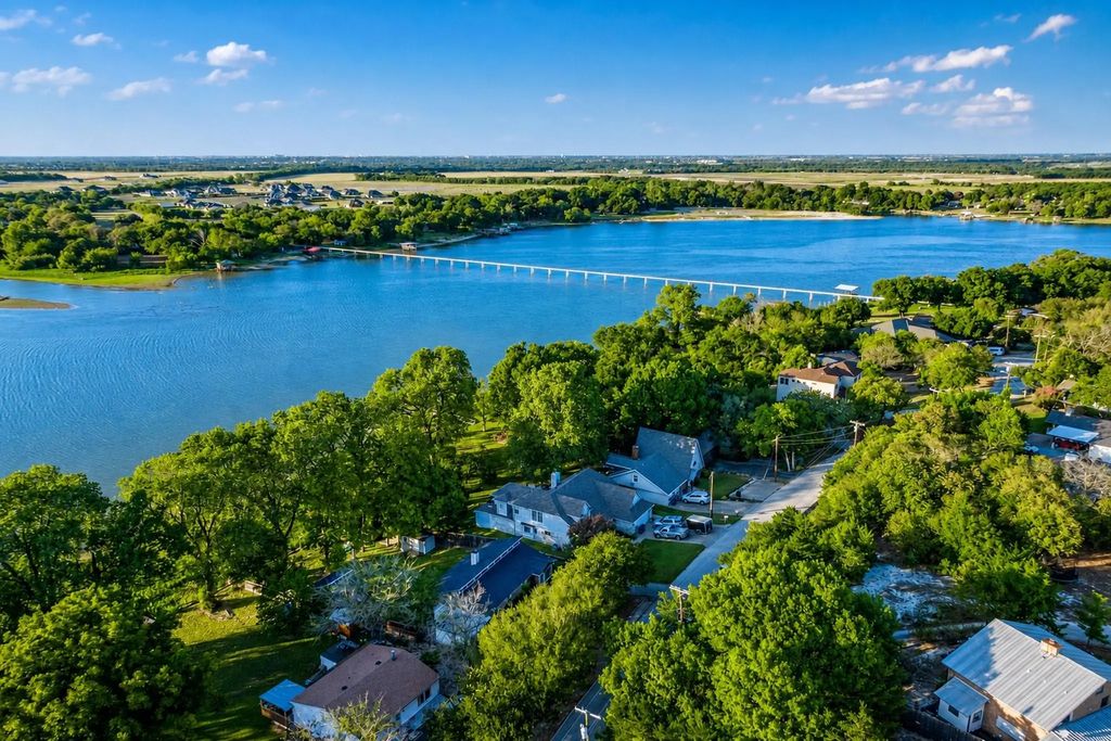 309 Lakewood Drive, Waxahachie