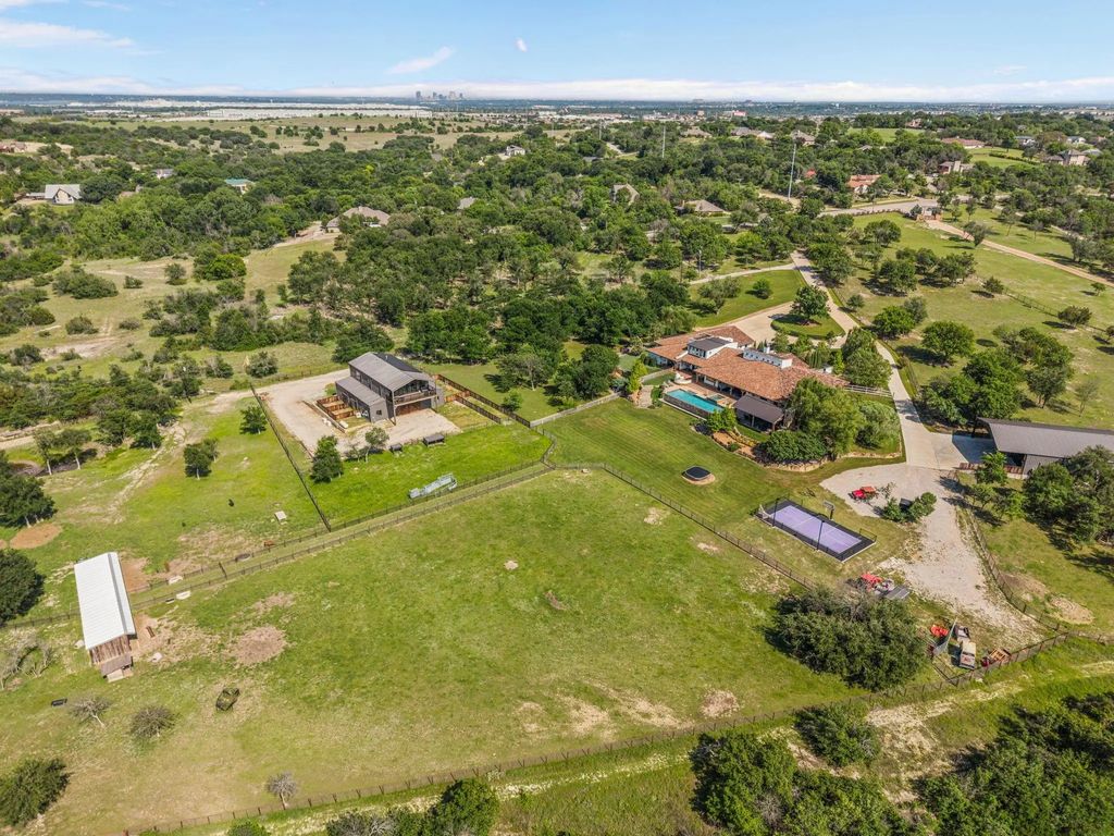 321 Verna Trail N, Fort Worth