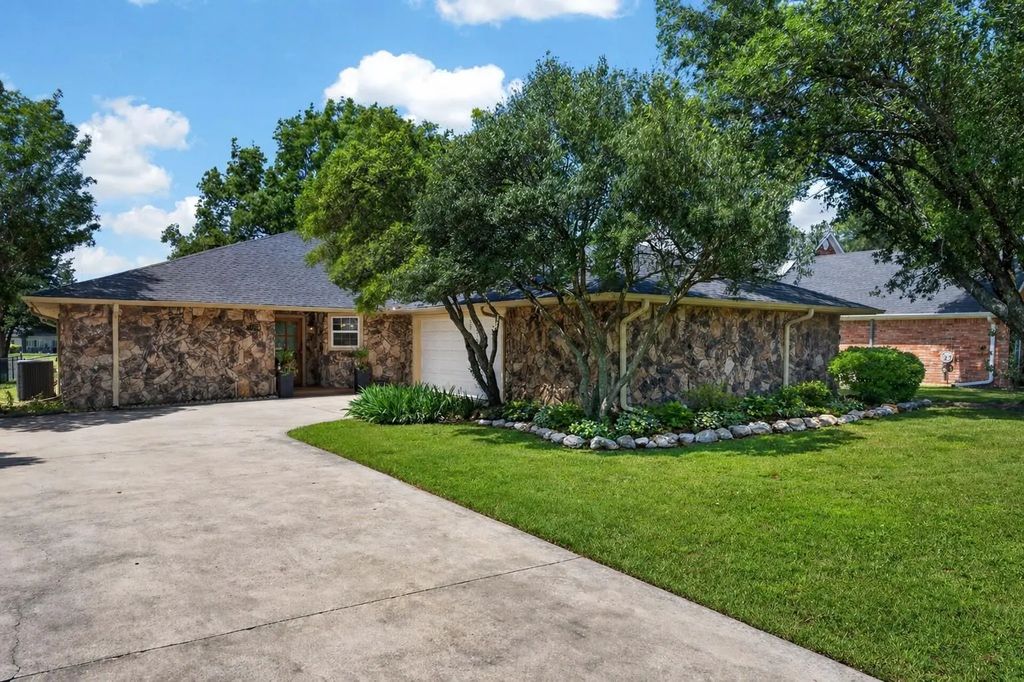 310 Navajo Trail, Gainesville