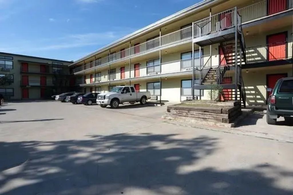 701 W Sycamore Street 305, Denton