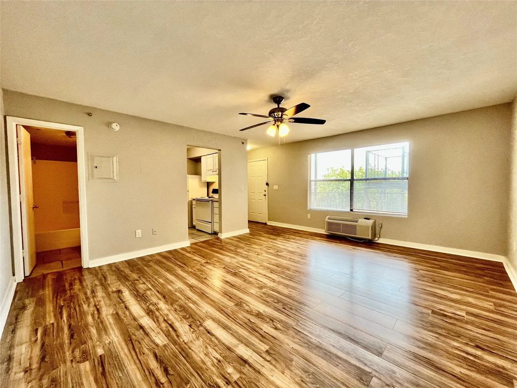 701 W Sycamore Street 206, Denton