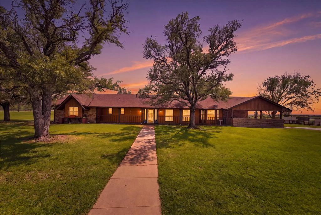 911 Mcvoid Road, Springtown