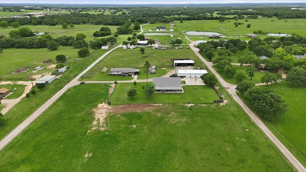 421 County Road 3342, Paradise