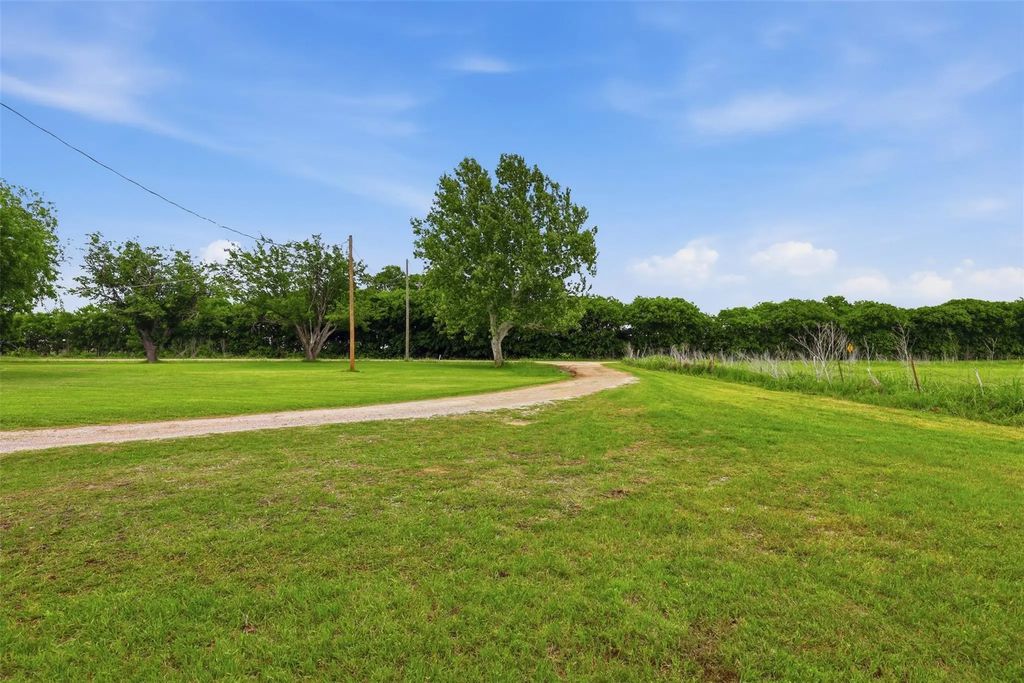 745 County Road 1123, Cleburne