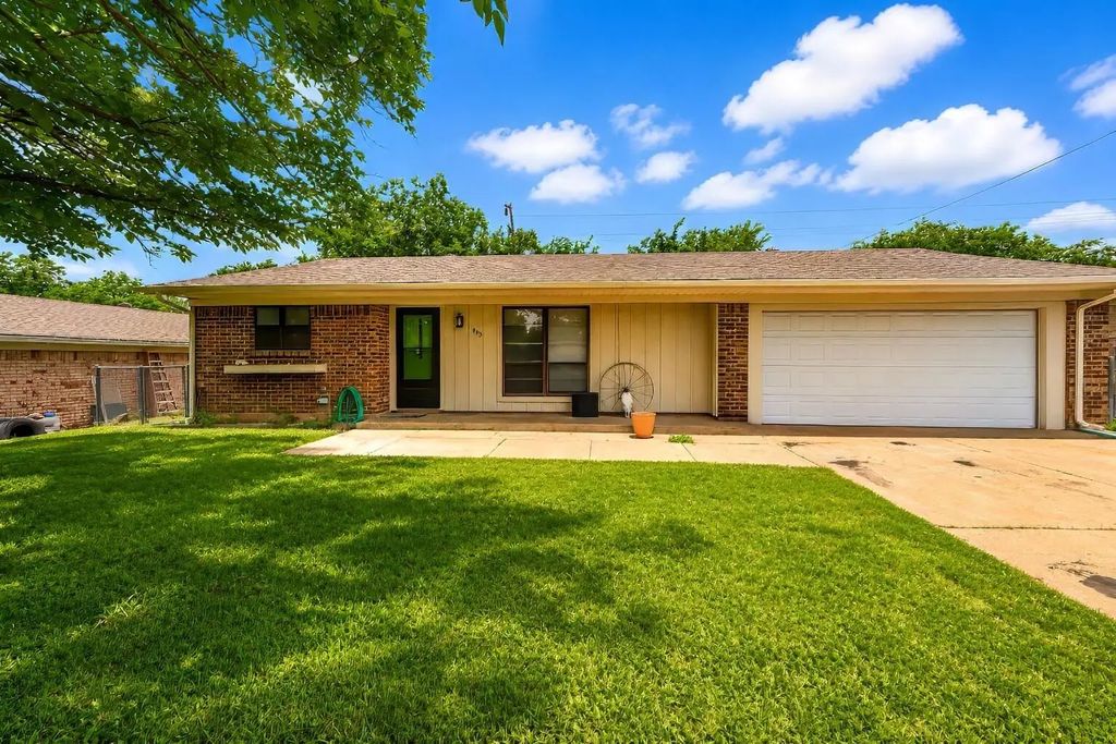 805 Long Drive, Mineral Wells