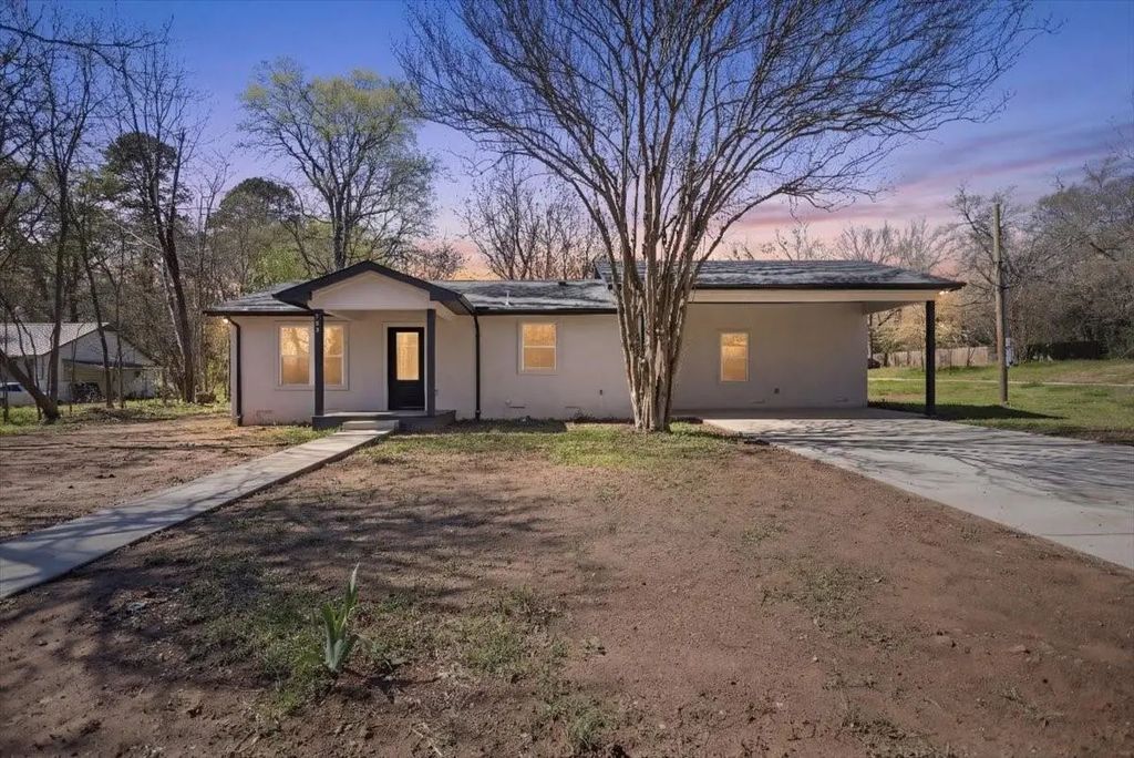702 S Montgomery Street, Gilmer