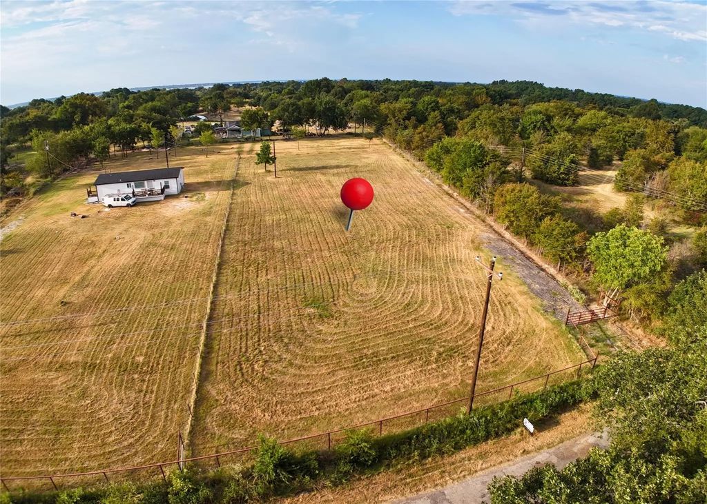 11080 County Road 4020, Kemp