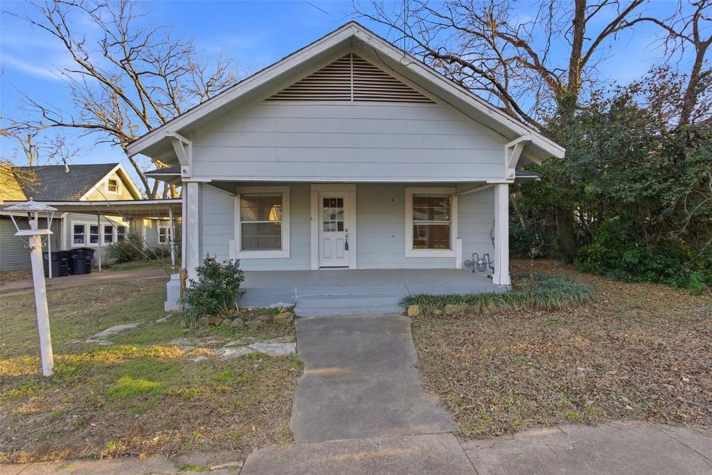 405 College Street, Cleburne