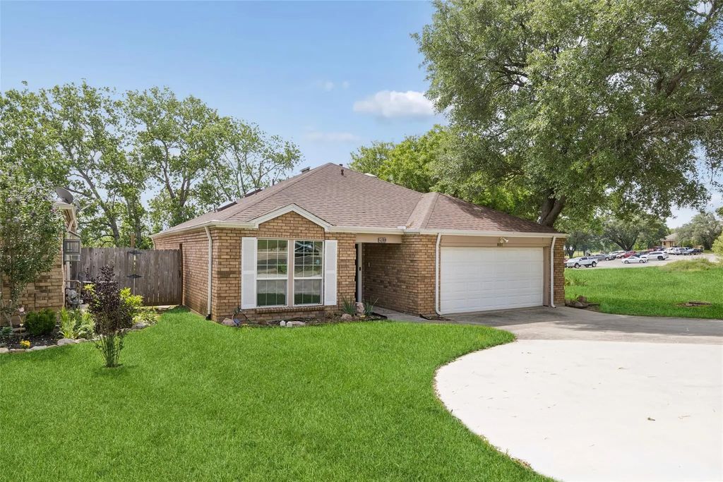 801 Country Club Place, Grand Prairie