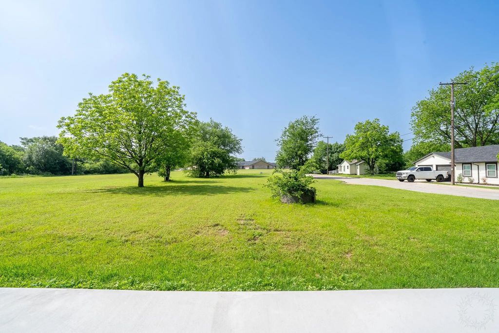105 S Hawthorne Street, Granbury