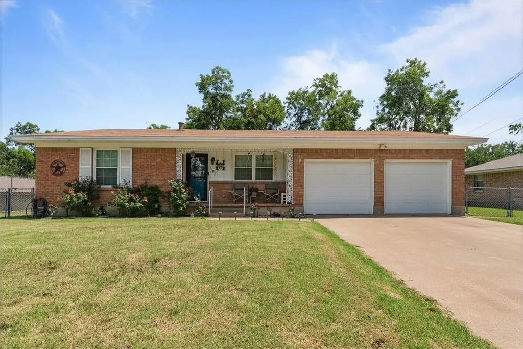 107 Woodard Avenue, Cleburne