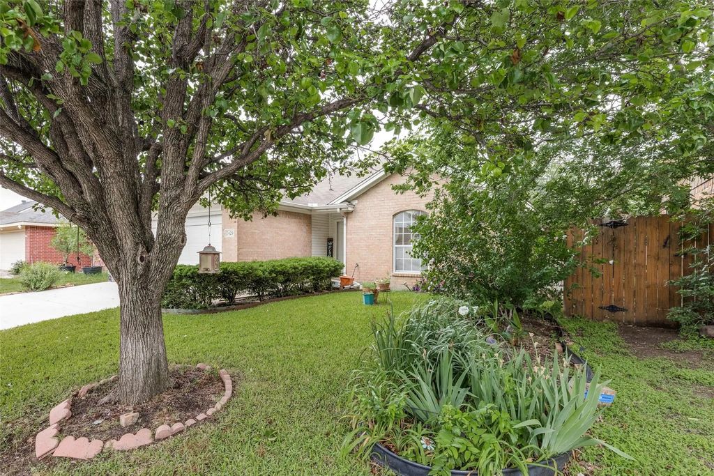 7429 Creekfall Drive, Fort Worth