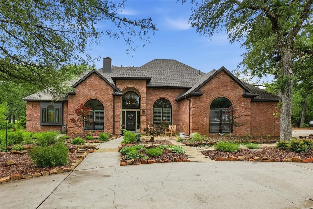 101 W Oak Shores Drive, Cross Roads