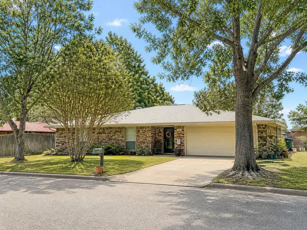 1207 Friona Street, Bowie