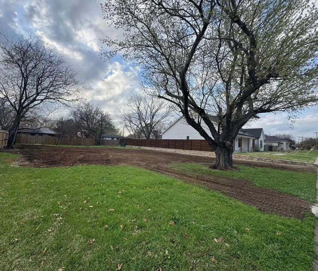 1110 S Pine Street, Grapevine