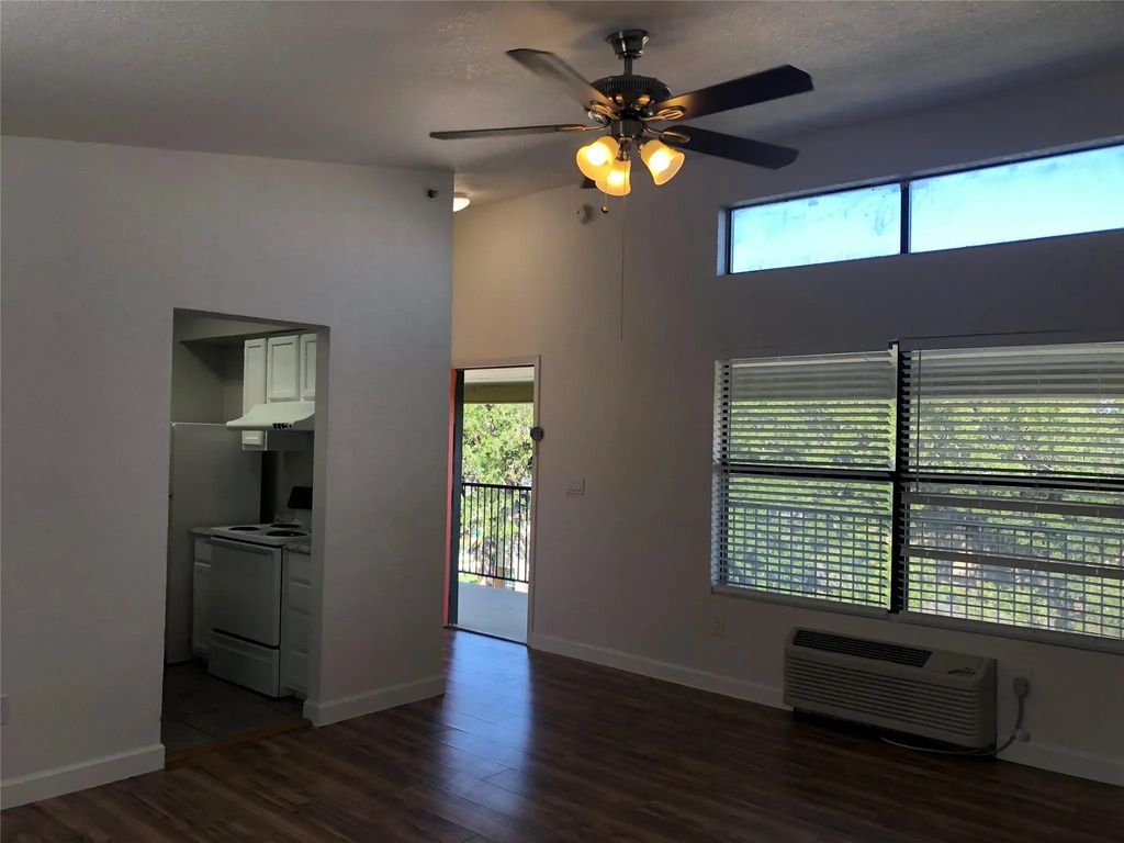 701 W Sycamore Street 304, Denton