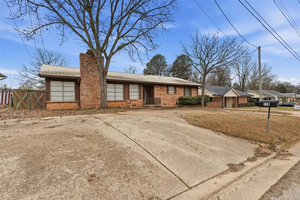 128 Laura Drive, Mineola