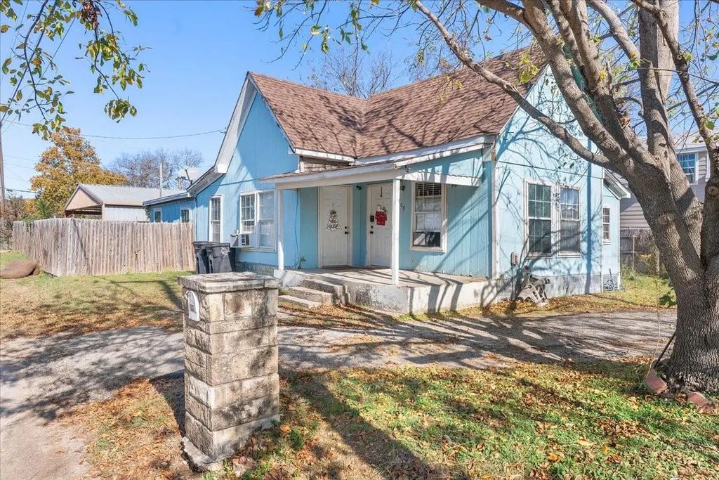 109 N Kouns Street, Cleburne