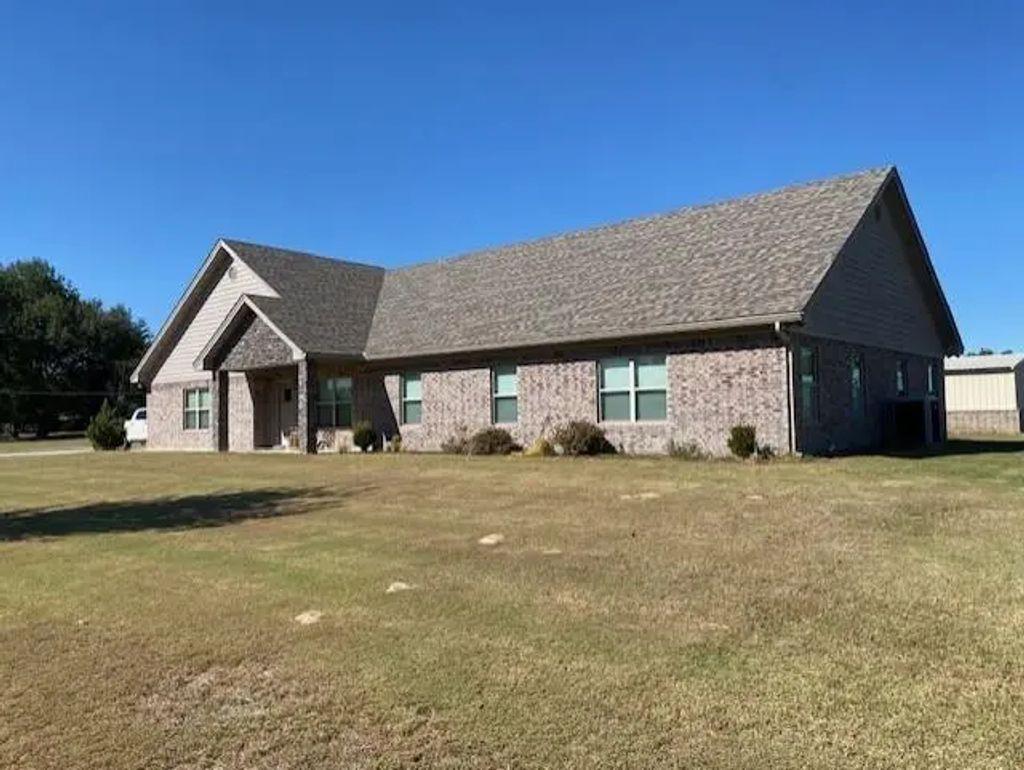 308 N Douglas, Bogata