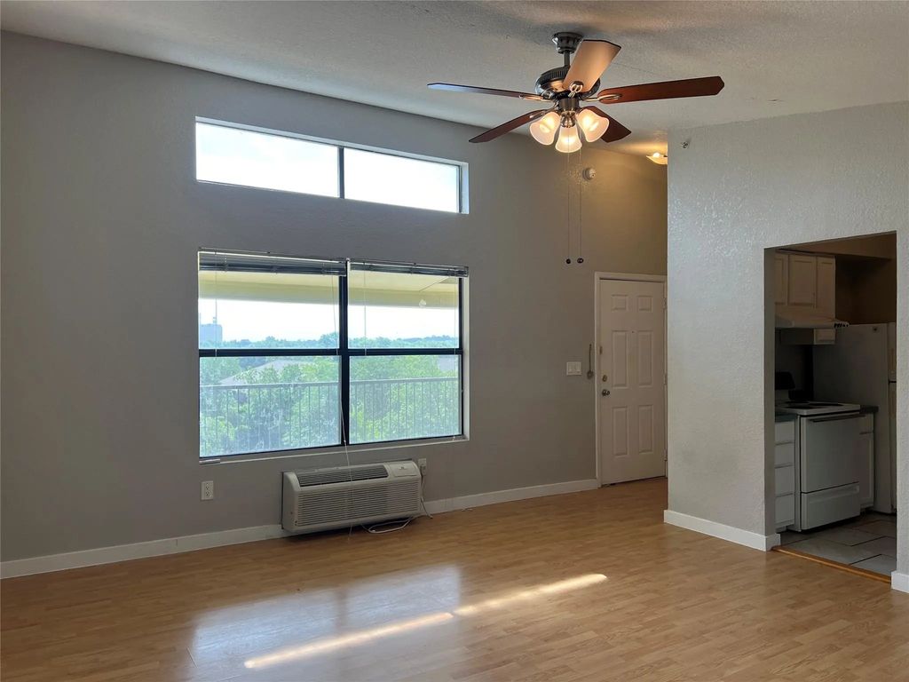 701 W Sycamore Street 303, Denton
