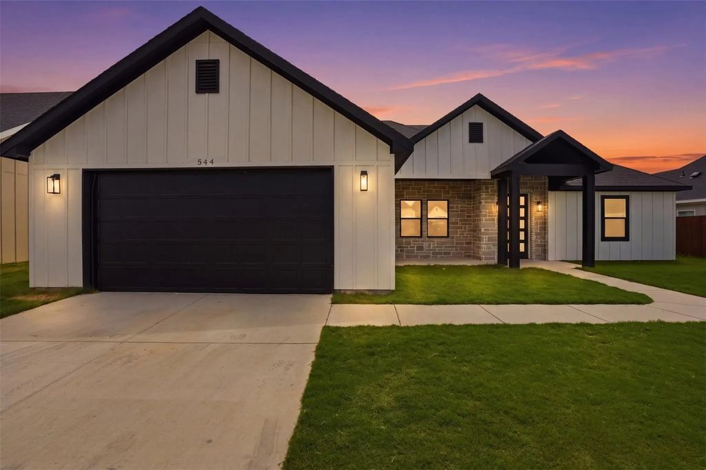 544 Highview Court, Godley